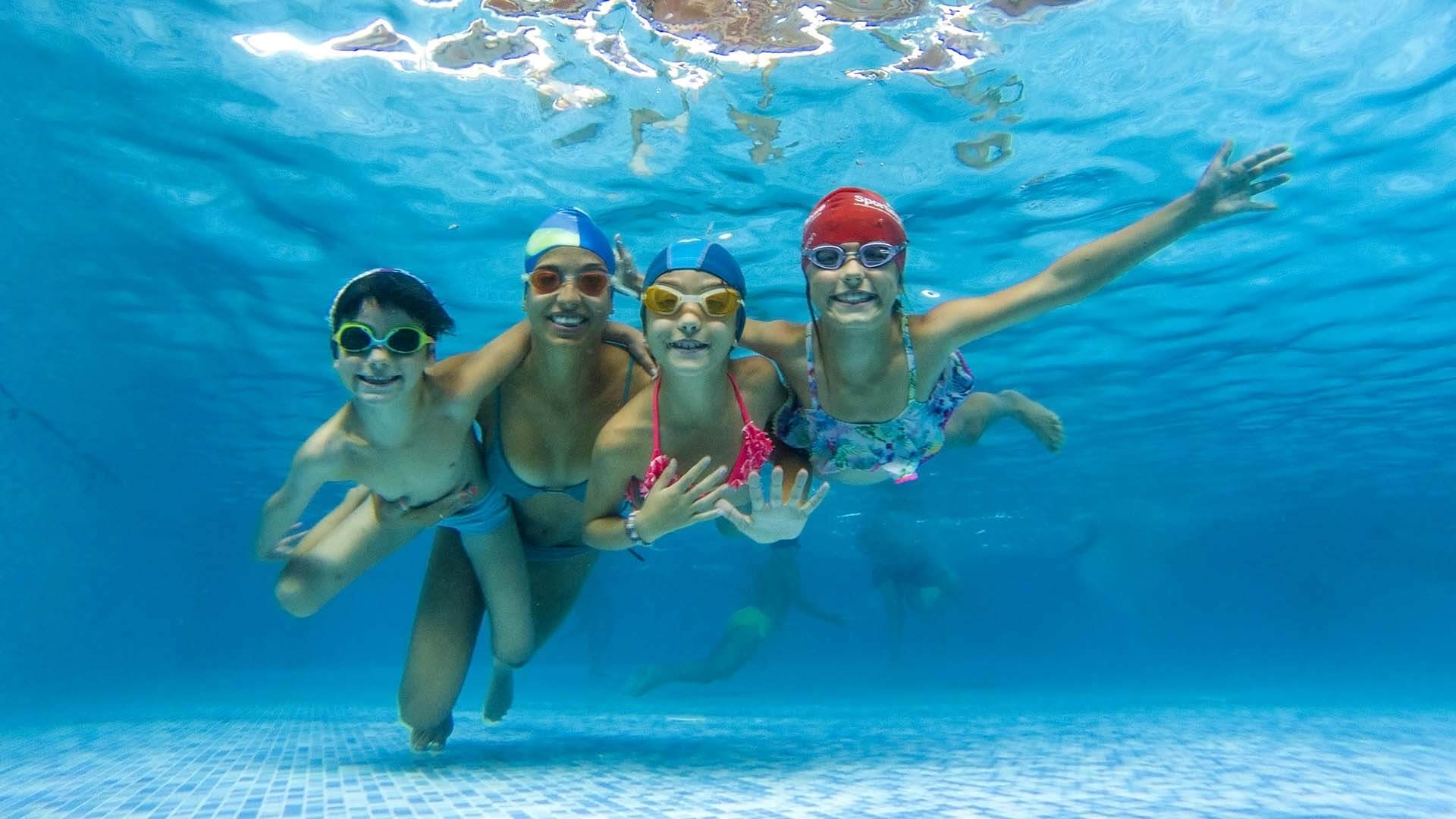 Foto di giovani che sorridono sott'acqua