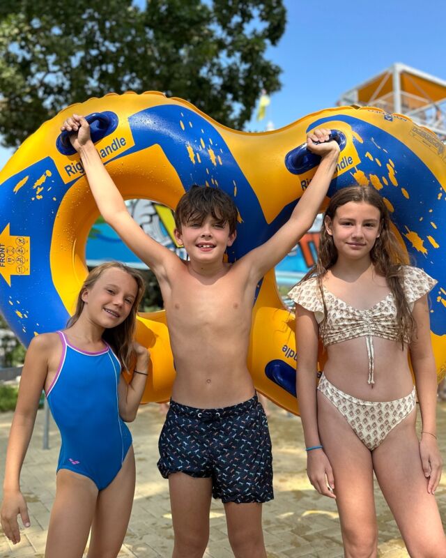 🌞 𝐓𝐄𝐄𝐍 𝐂𝐀𝐌𝐏: 𝐬𝐩𝐨𝐫𝐭, 𝐝𝐢𝐯𝐞𝐫𝐭𝐢𝐦𝐞𝐧𝐭𝐨 𝐞 𝐧𝐮𝐨𝐯𝐞 𝐚𝐦𝐢𝐜𝐢𝐳𝐢𝐞!

Per tutti i ragazzi dagli 11 ai 14 anni pieni di energia e voglia di vivere un’estate diversa dal solito, il  Teen Camp, organizzato dagli amici di @Sporting Club Noale, è la risposta perfetta.

🌴Il programma alterna momenti di divertimento e adrenalina sugli scivoli e le piscine del parco Aquaestate a pause di relax sotto l’ombrellone, passando per tornei e sport all’aria aperta, 🏊🏼‍♀️Il tutto accompagnato da corsi intensivi  di Nuoto e seguiti da istruttori FIN

Un’esperienza che mette insieme movimento, socialità e natura, in un ambiente sicuro e stimolante dove sentirsi grandi… ma senza rinunciare al divertimento, con tanti nuovi amici e lo spirito dell’estate sempre addosso! 

📲 Scopri tutte le info al link in bio e preparati a vivere l’estate più bella di sempre!

#TeenCamp2025 #Aquaestate #EstateAttiva #RagazziInMovimento #SportEDivertimento #SummerCamp